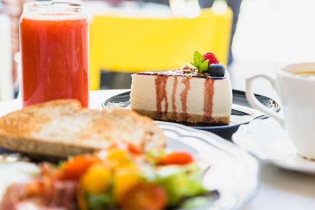 Free photo smoothie; berry cheesecake and breakfast on table