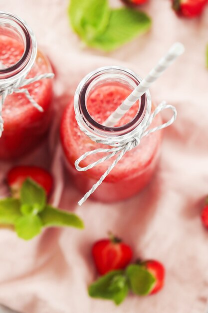 Free photo smoothie drink with strawberries