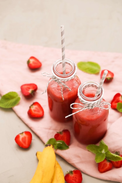 Free photo smoothie drink with strawberries