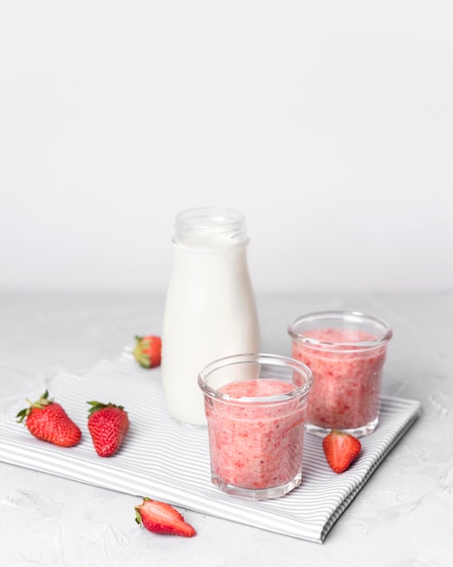 Free photo smoothies with strawberries and milk