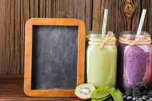 Free photo smoothies on wooden background copyspace