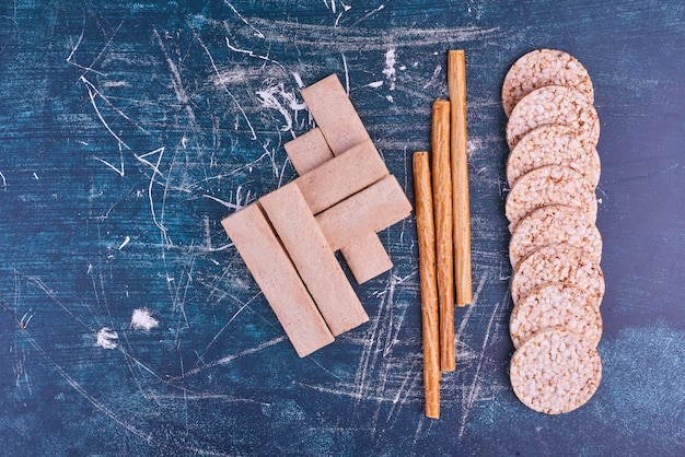 Free Photo snacks and crackers on blue space, top view. 