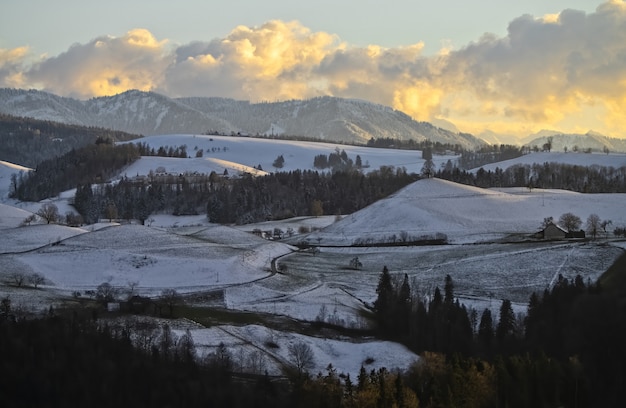 Free photo snow covered mountain during daytime