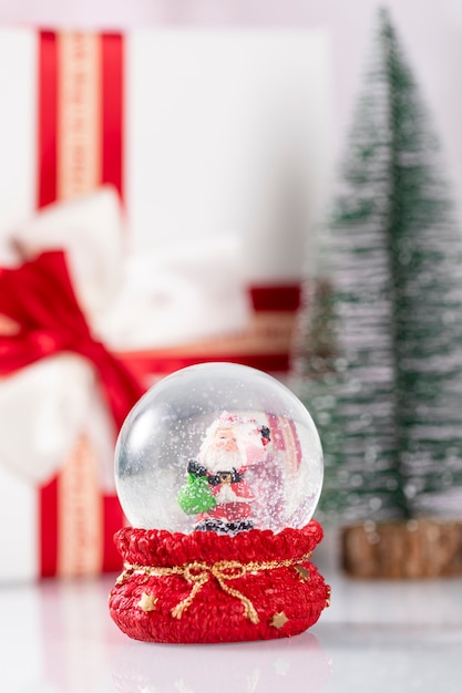 Free photo snowball with santa claus and christmas decoration