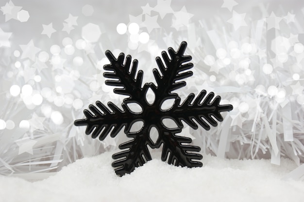 Free photo snowflake decoration in snow