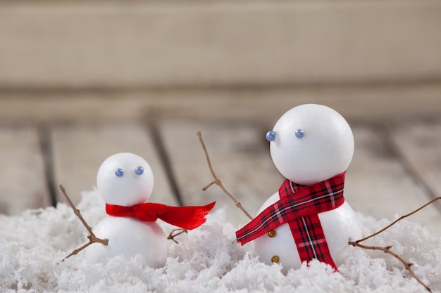 Free Photo snowmans on a wooden table