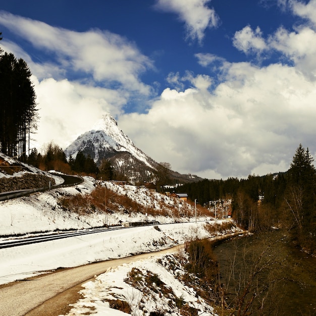 Free photo snowy mountain with cloudy sky