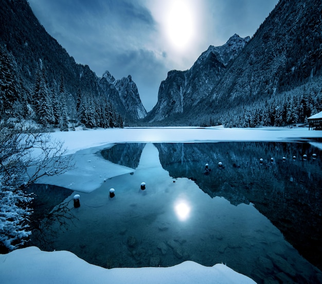 Free photo snowy mountains at dolomiten reflected in the lake below