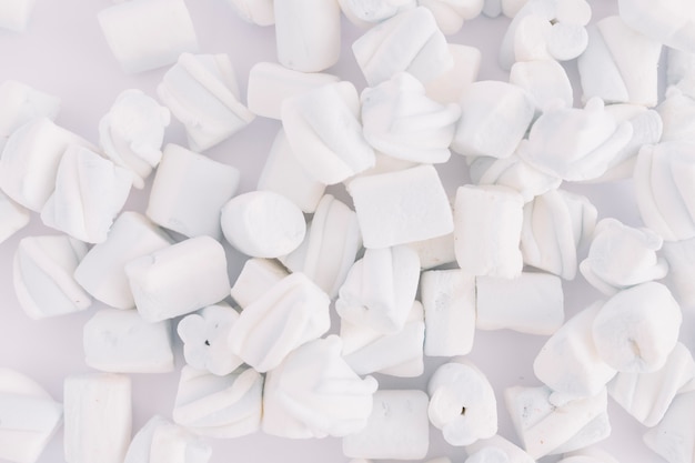 Free photo soft marshmallows on table