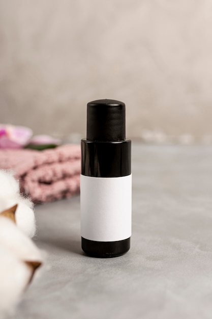 Free Photo spa concept with small bottle