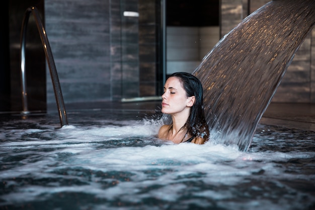 Free photo spa concept with woman relaxing in water