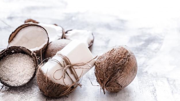 Free photo spa still life of organic cosmetics with coconuts