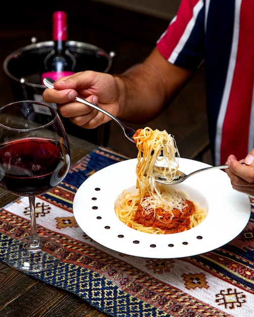 Free photo spaghetti bolognese with parmesane cheese