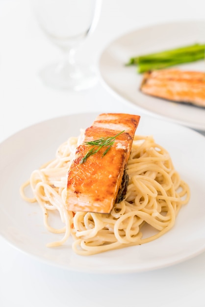 spaghetti cream sauce with salmon