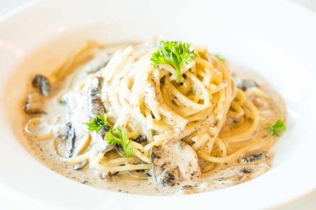 Spaghetti cream sauce with truffle mushroom