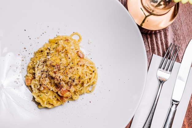 Free Photo spaghetti with meat in creamy sauce garnished with grated parmesan