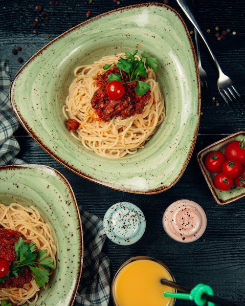 Free photo spaghetti with meat in tomato sauce