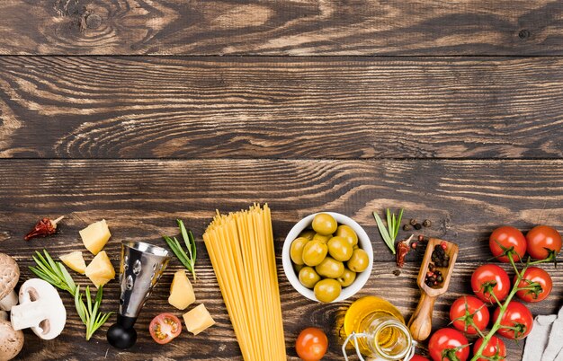 Spaghetti with olives and vegetables