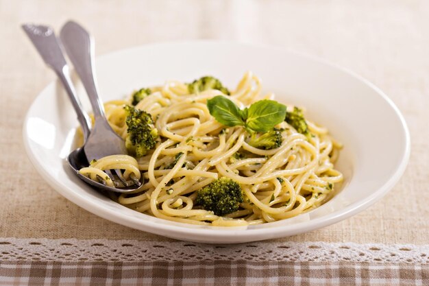 Spaghetti with pesto and broccoli