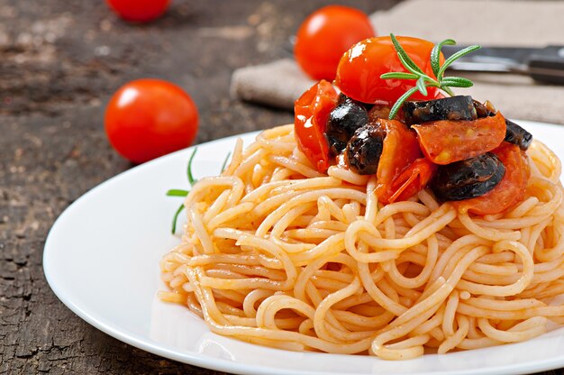 Free photo spaghetti with tomato and olives