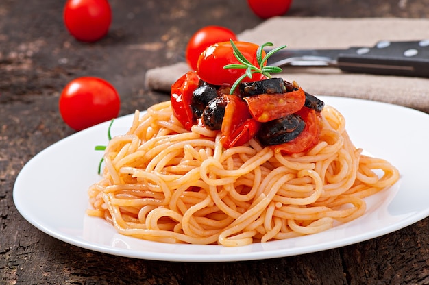 Free photo spaghetti with tomato and olives