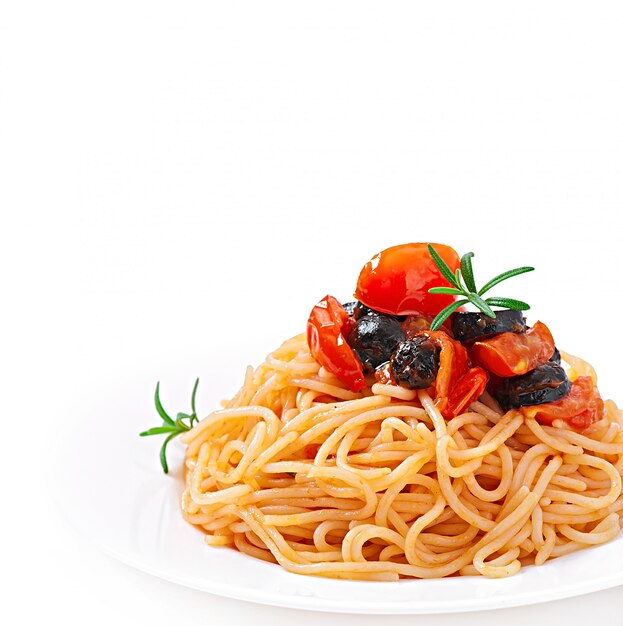 Spaghetti with tomato and olives