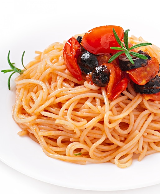 Free photo spaghetti with tomato and olives