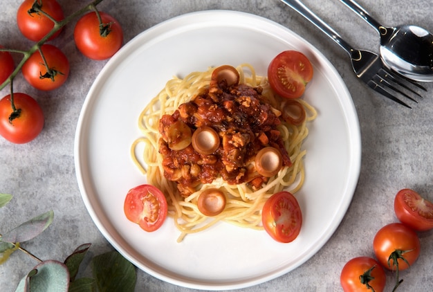 Free Photo spaghetti with tomato sauce and sausage