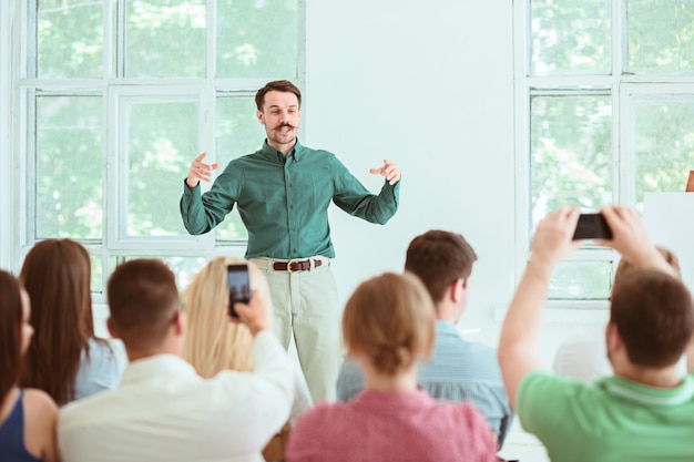 Free Photo speaker at business meeting in the conference hall.