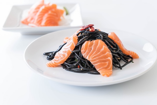 Free Photo spicy black spaghetti with salmon