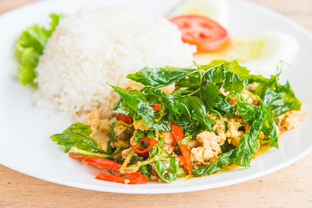 Free photo spicy fried basil leaf with chicken and rice