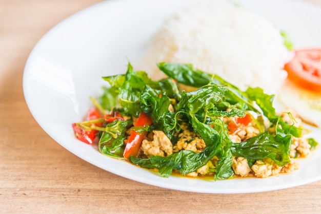 Free photo spicy fried basil leaf with chicken and rice