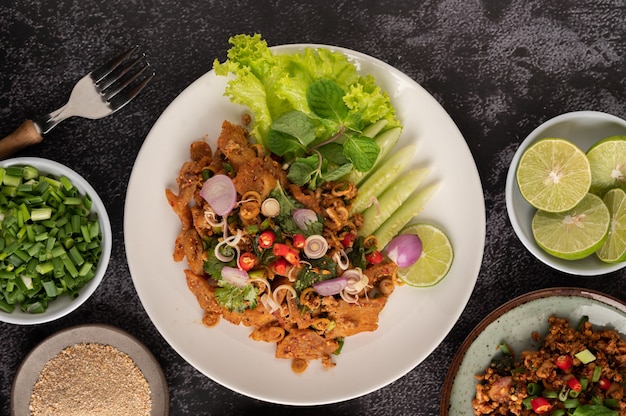 Spicy minced pork salad with chili flakes