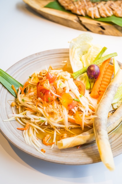 Free photo spicy papaya salad