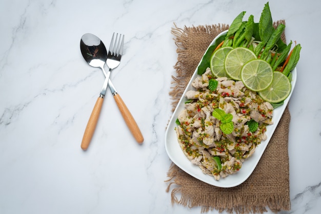 Free photo spicy pork salad served with fresh crispy kale stalks thai food.