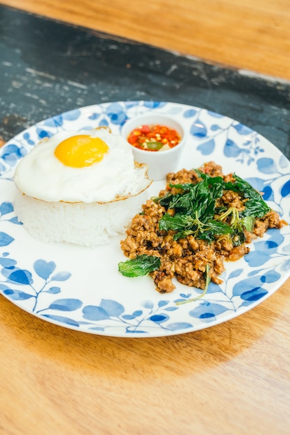 Free photo spicy pork with basil leaf and rice