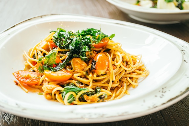 Free photo spicy spaghetti and pasta with salmon