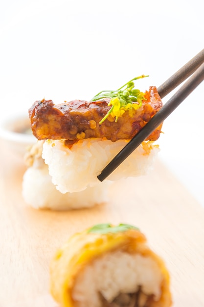 Free photo spicy streaky pork sushi