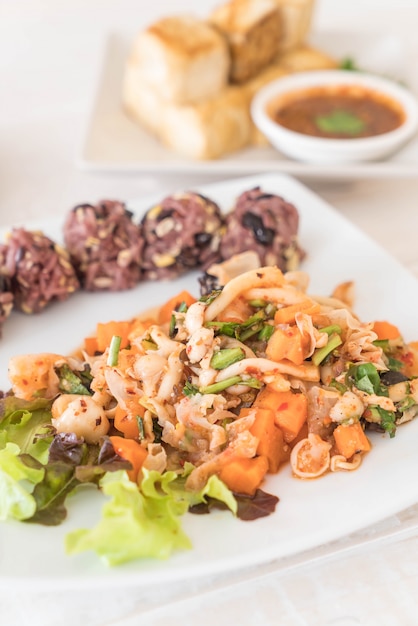 Spicy vegan salad with sticky berry and grain rice