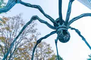 Free photo a spider sculpture by louise bourgeois, situated at the base of mori tower building in roppongi hills