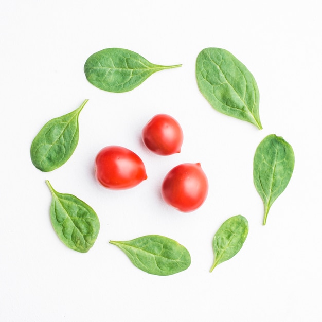 Free photo spinach around cherry tomatoes