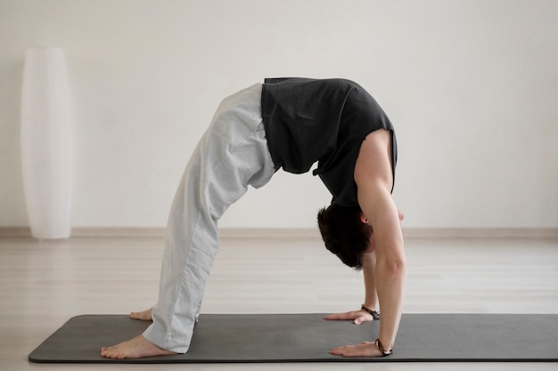 Free photo spiritual young man practicing yoga in sportswear