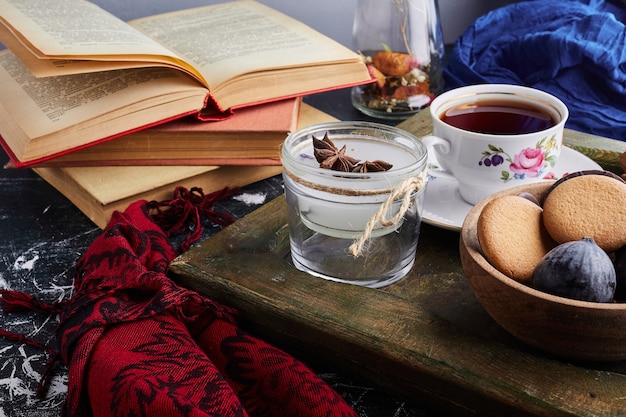 Free photo sponge cookies with a cup of tea.