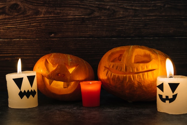 Free photo spooky halloween carved pumpkins and candles