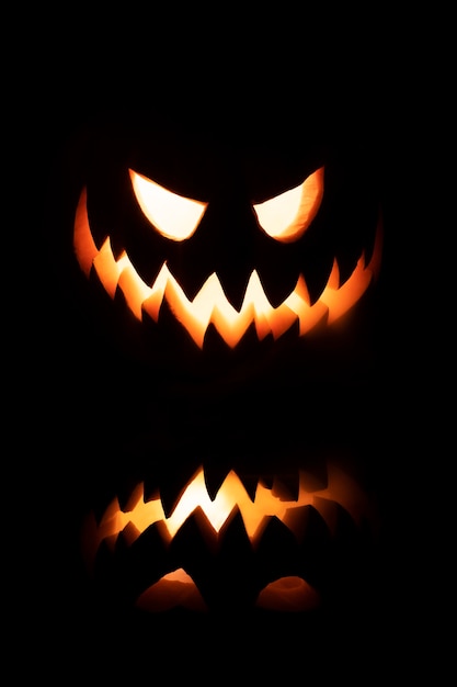 Free photo spooky halloween pumpkin carving