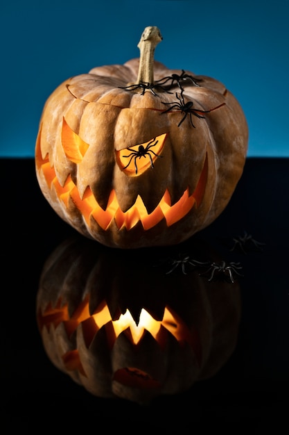 Free photo spooky halloween pumpkin carving