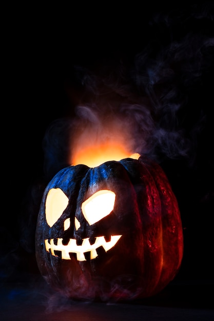 Free photo spooky halloween pumpkin carving