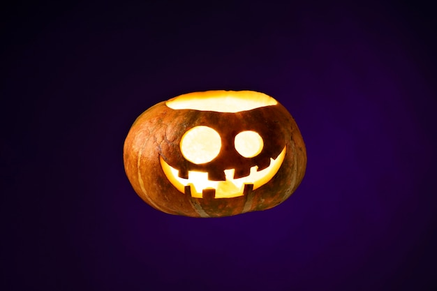 Free photo spooky halloween pumpkin carving