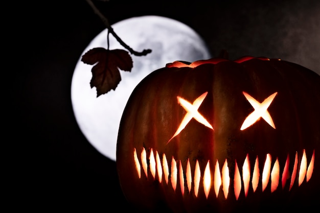 Free photo spooky halloween pumpkin glowing face