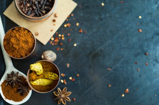 Free Photo spoon and tins with spices